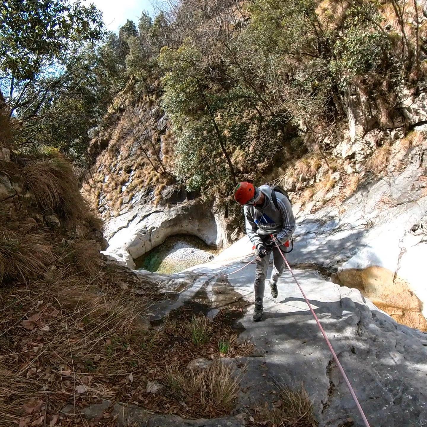 DRY CANYONING TOSCANA CORSO DI INTRODUZIONE AL CANYONING