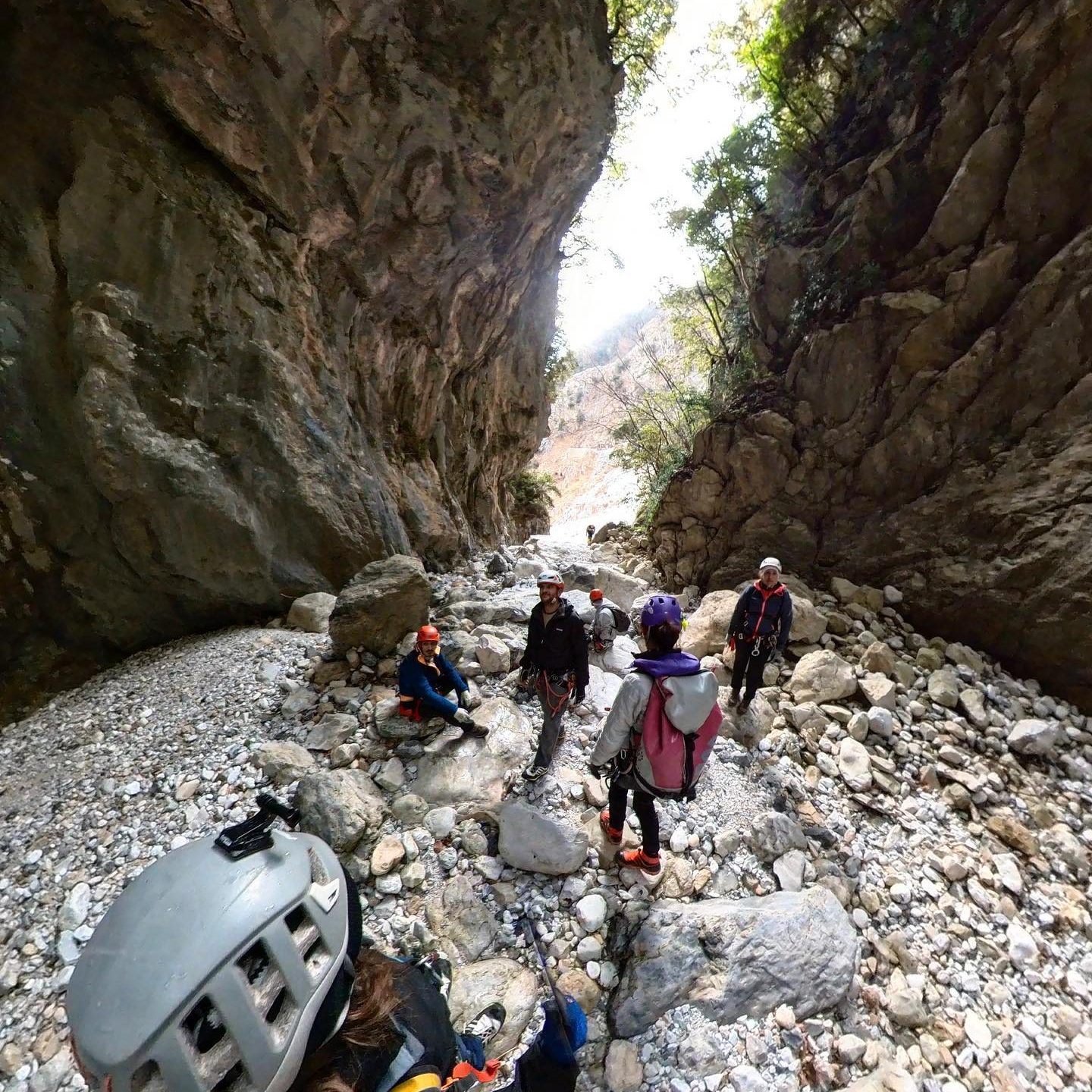 DRY CANYONING TOSCANA CORSO DI INTRODUZIONE AL CANYONING
