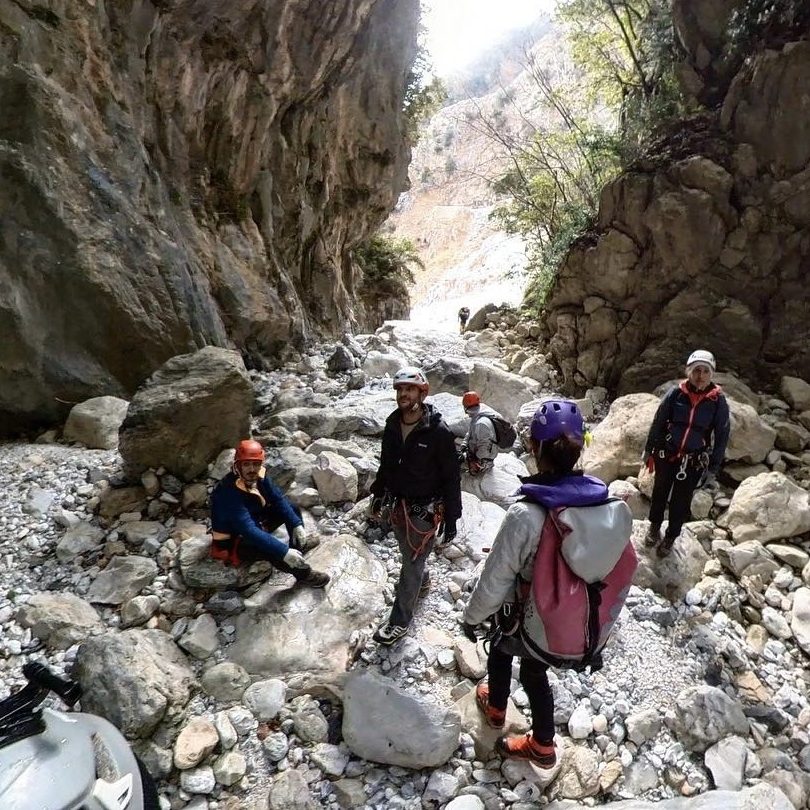 DRY CANYONING TOSCANA CORSO DI INTRODUZIONE AL CANYONING