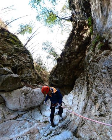 DRY CANYONING TOSCANA CORSO DI INTRODUZIONE AL CANYONING