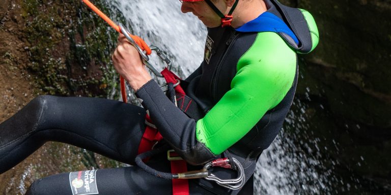 DOVE FARE CANYONING IN TOSCANA CANYONING TOSCANA, SCUOLE E ASSOCIAZIONI, TEEN BUILDING, CANYONING RIO SELVANO