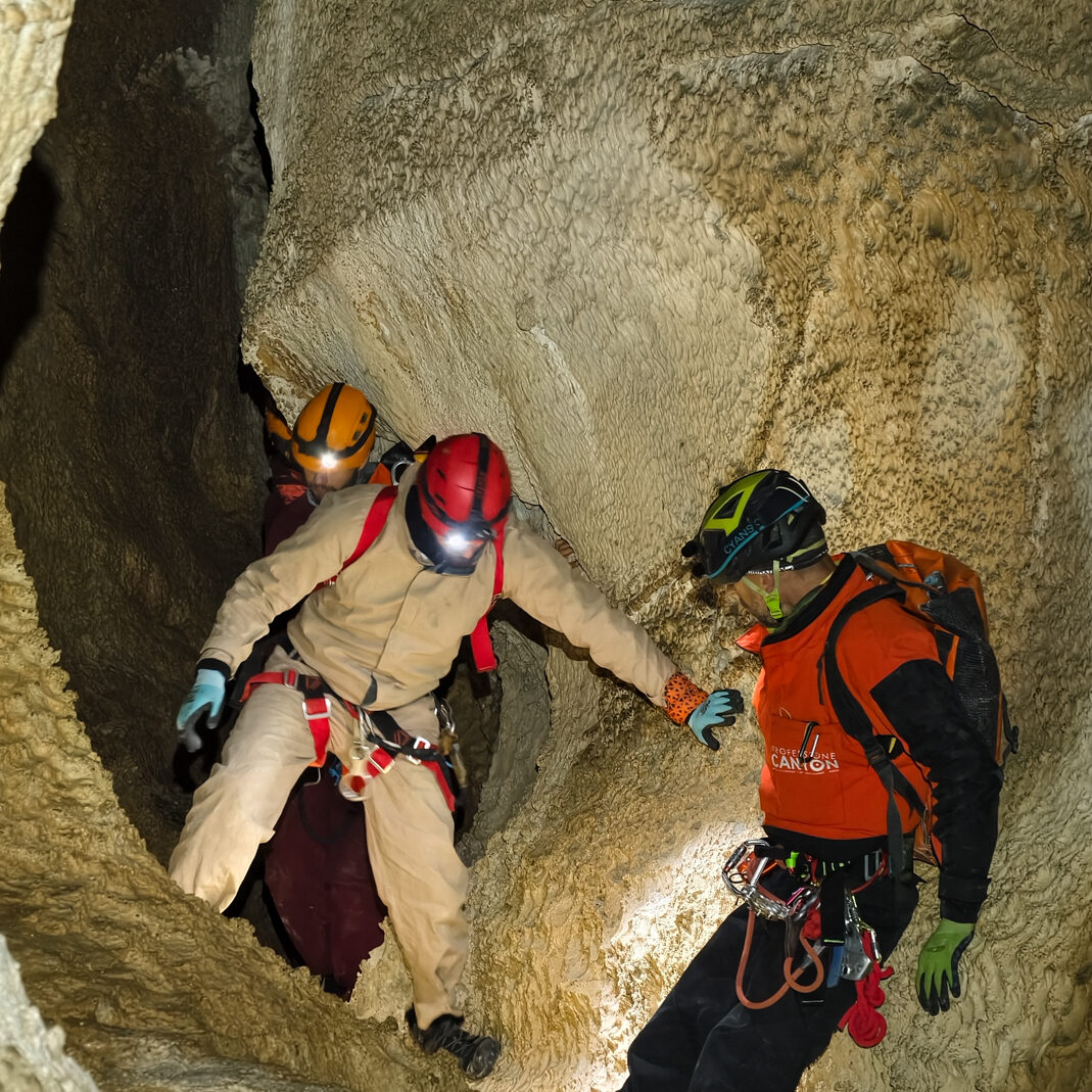 Persona in una grotta di roccia