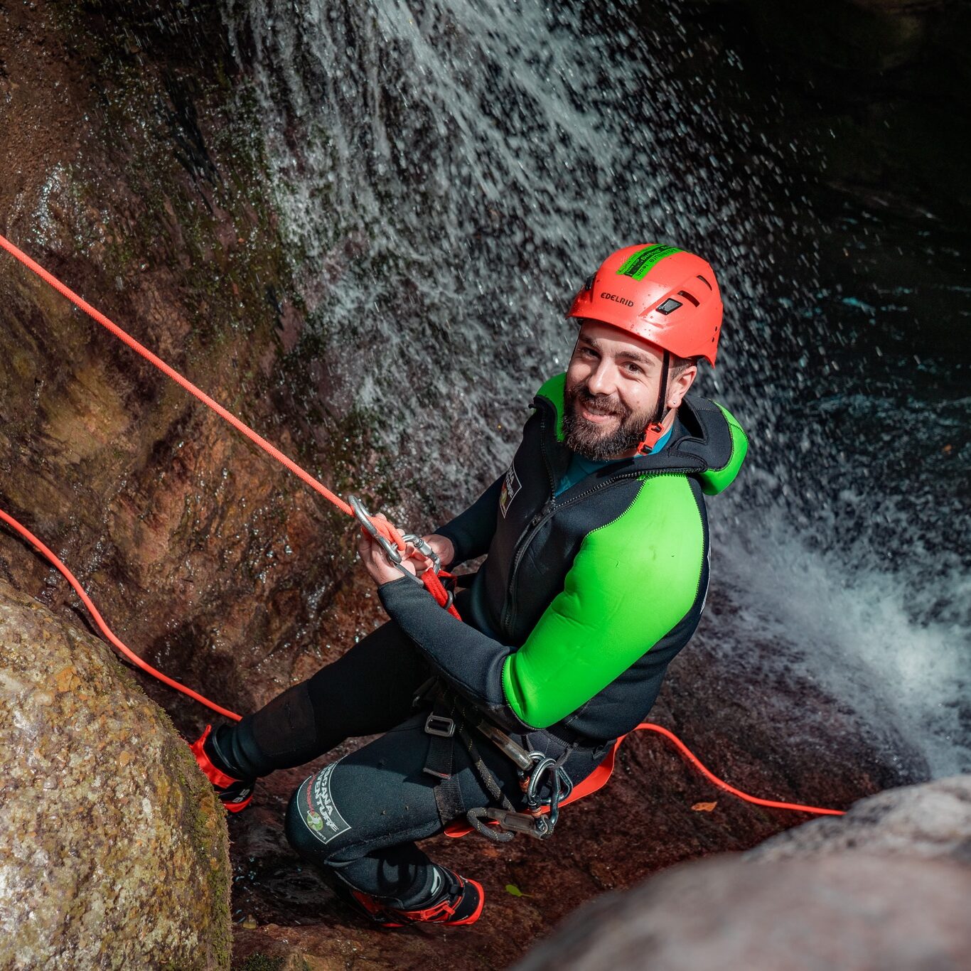 Toscana Adventure Week 1 persona che si cala con la corda in canyon, persona che fa canyoning in toscana a fabbriche di vallico nel Rio Selvano Canyoning per principianti in Toscana: guida completa per iniziare con Toscana Adventure Team, Canyoning per principianti guida completa per iniziare