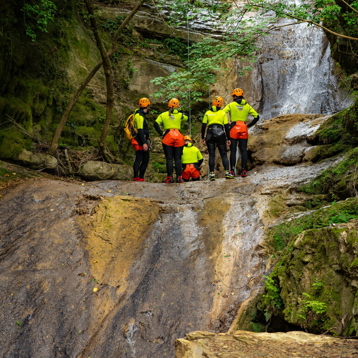 Preparazione alla calata in corda sopra una cascata nel canyon del Rio Buti, Vaiano (Prato), durante un’attività di canyoning in Toscana.